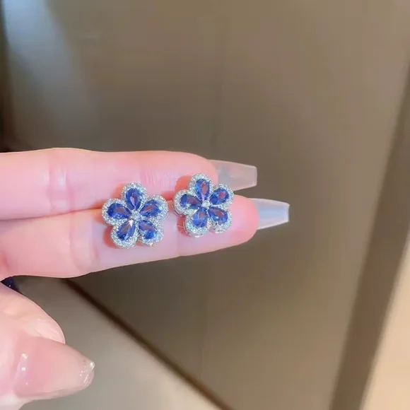 Blue Zircon Flower Stud Earrings 🌸 Sparkly Elegant Jewelry - Picture 5 of 7